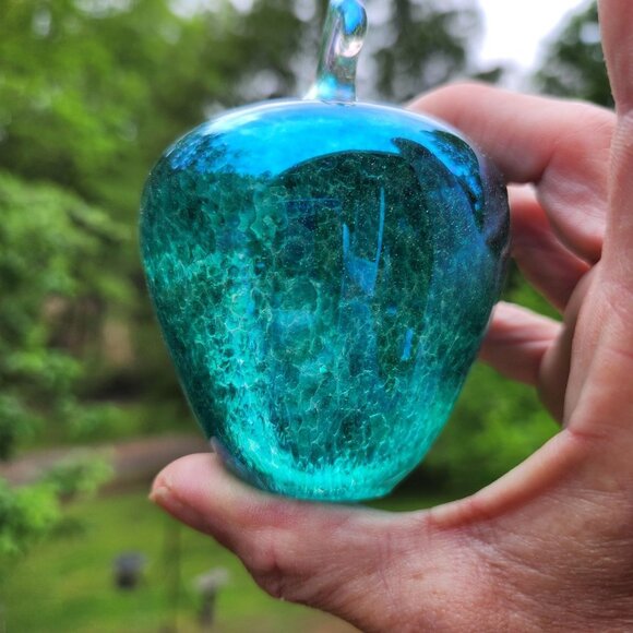 Vintage 1994 Art Glass Apple Paperweight By Roger Vines With Mt St Helen Ash - Picture 8 of 8